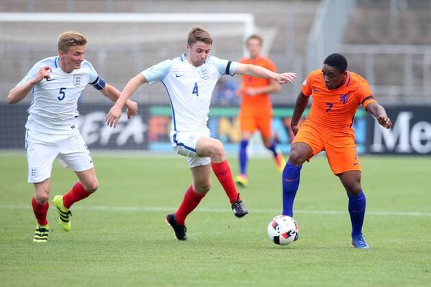 Taylor Moore ( England ) Jordan Rossiter ( England ) Steven Bergwijn ( Niederlande ), Niederlande vs England, U-19-Fussball-Europameisterschaft 2016 , Fussball, 15.07.2016, Ulm Copyright: Langer Eibner-Pressefoto EP_HLR
