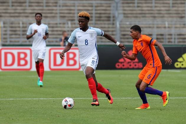v.li.: Joshua Onomah (England, 8), Laros Duarte (Niederlande, 6), Fussball, UEFA U19-EM, Niederlande - England, xozx