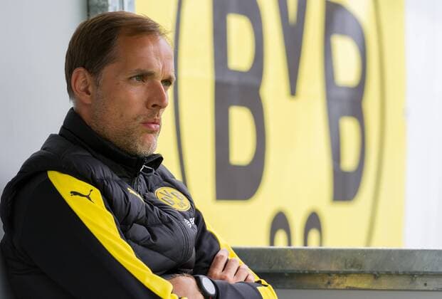 Thomas Tuchel - Stationen als Trainer, Borussia Dortmund 2015 - 2017 14.07.2016, Kirchberg, Testspiel, Borussia Dortmund vs FC St. Pauli, im Bild Dortmunds Trainer Thomas Tuchel sitzt Nachdenklich vor einem BVB Logo auf der Trainerbank Testspiel Borussia Dortmund vs FC St. Pauli
