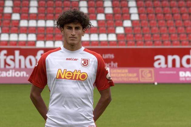 Porträttermin 2016 2017, GER, Deutschland, Continental Arena, Regensburg, 3.Liga, Liga 3, Herren, Fußball, Fussball, Saison 2016 2017, SSV Jahn Regensburg, SSV Jahn 2000, Portrait, Porträt, Vorstellung, Präsentation, Pressetermin, Einzelbild, ALI ODABAS