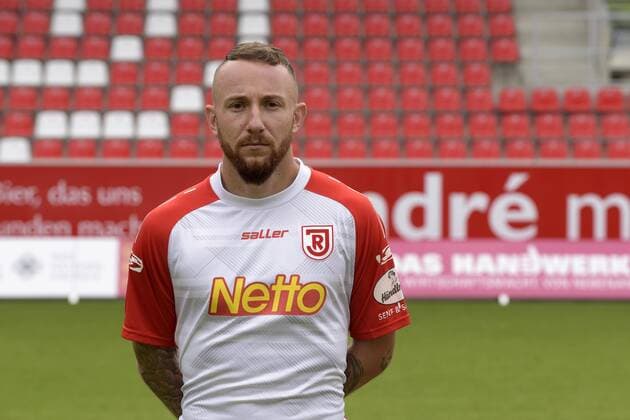 Porträttermin 2016 2017, GER, Deutschland, Continental Arena, Regensburg, 3.Liga, Liga 3, Herren, Fußball, Fussball, Saison 2016 2017, SSV Jahn Regensburg, SSV Jahn 2000, Portrait, Porträt, Vorstellung, Präsentation, Pressetermin, Einzelbild, MARVIN KNOLL