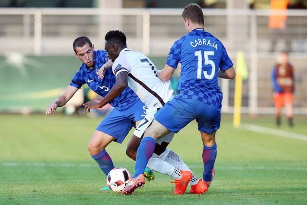 Vinko Soldo ( Kroatien ) Jean-Kevin Augustin ( Frankreich ) Marijan Cabraja ( Kroatien ), Kroatien vs Frankreich, U-19-Fussball-Europameisterschaft 2016 , Fussball, 15.07.2016, Aalen Copyright: Langer Eibner-Pressefoto EP_HLR