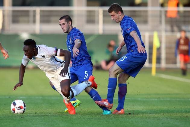 Jean-Kevin Augustin ( Frankreich ) Vinko Soldo ( Kroatien ) Marijan Cabraja ( Kroatien ), Kroatien vs Frankreich, U-19-Fussball-Europameisterschaft 2016 , Fussball, 15.07.2016, Aalen Copyright: Langer Eibner-Pressefoto EP_HLR