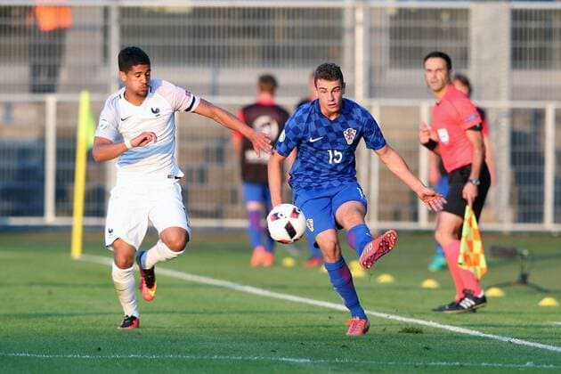 Ludovic Tousart ( Frankreich ) rechts Marijan Cabraja ( Kroatien ) , Kroatien vs Frankreich, U-19-Fussball-Europameisterschaft 2016 , Fussball, 15.07.2016, Aalen Copyright: Langer Eibner-Pressefoto EP_HLR