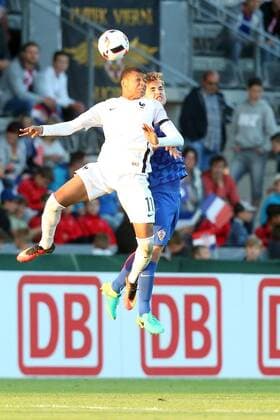 Kylian Mbappe ( Frankreich ) Matej Hudecek ( Kroatien ), Kroatien vs Frankreich, U-19-Fussball-Europameisterschaft 2016 , Fussball, 15.07.2016, Aalen Copyright: Langer Eibner-Pressefoto EP_HLR