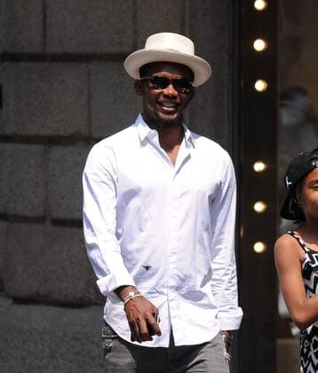 Milan, Samuel Etoo chasing balances in center Samuel Eto o arrives in the center accompanied by his daughter to go shopping. Here he is entering a boutique in via Montenapoleone chasing balances, but he realizes the presence of the photographer and to try a few pairs of shoes prefers to hide in a dressing room. To exit then asks the clerk to use a back door, and after reaching his car goes away.  xMimmoxCarrierox