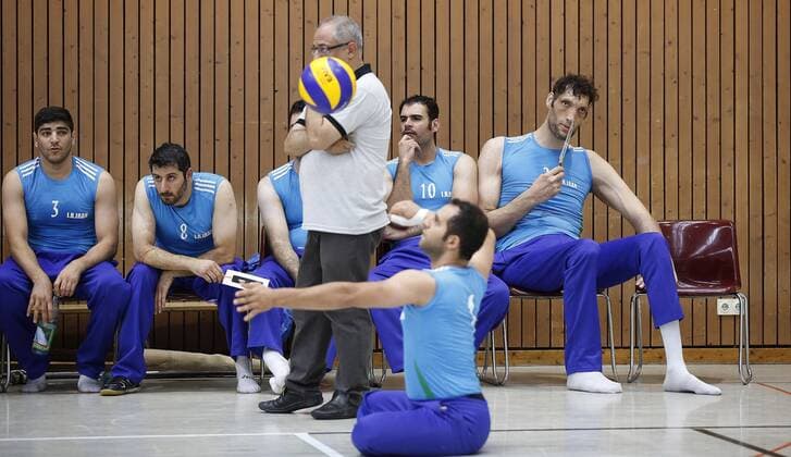 15.07.2016, Leverkusen: Ramazan Salehihajkolaei (Iran) (R) 2, 47m auf der Bank gegen China beim Sitzvolleyball Zühlsdorfcup.