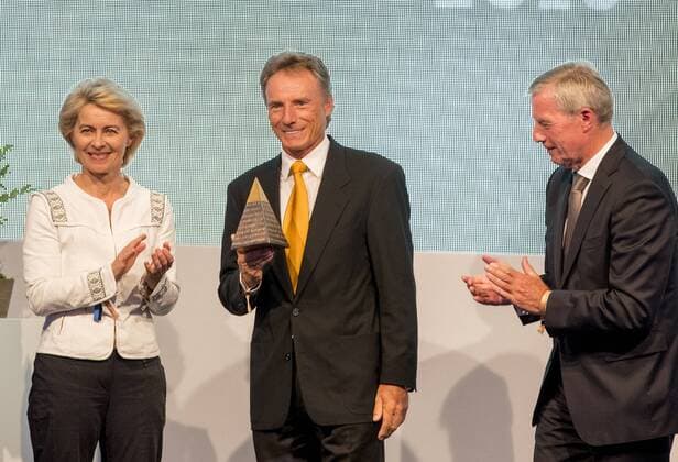 Bilder des Tages - SPORT Aachen - CHIO 2016 Verleihung Goldene Sportpyramide durch die Deutsche Sporthilfe. Bernhard Langer erhält die Goldene Sportpyramide durch die Bundesministerin der Verteidigung Ursula von der Leyen und Co-Vorsitzender des Vorstands der Deutschen Bank AG Jürgen Fitschen -