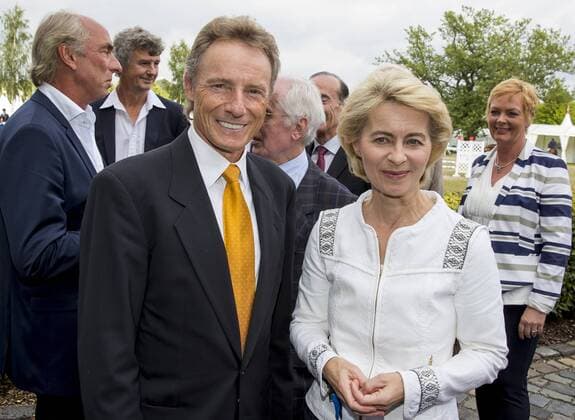Aachen - CHIO 2016 Verleihung Goldene Sportpyramide durch die Deutsche Sporthilfe. Vor der Verleihung trifft Bernhard Langer die Bundesministerin der Verteidigung Ursula von der Leyen. -