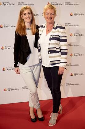 Aachen - CHIO 2016 Verleihung Goldene Sportpyramide durch die Deutsche Sporthilfe. Pia Wunderlich, Witwe von Eberhard Wunderlich und Tochter auf dem Roten Teppich -