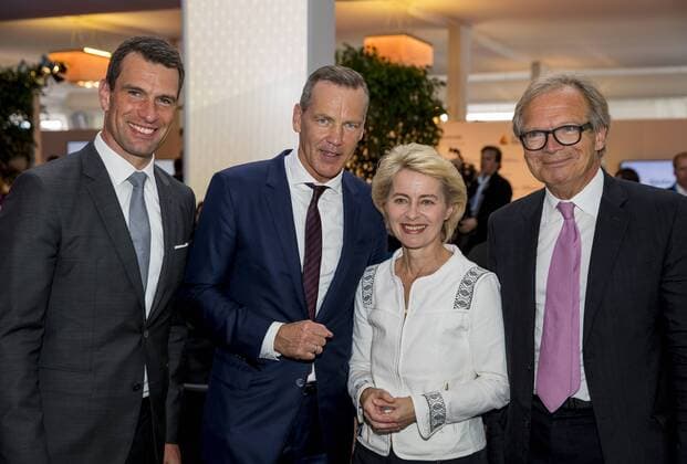 Aachen - CHIO 2016 Verleihung Goldene Sportpyramide durch die Deutsche Sporthilfe. Bundesministerin der Verteidigung Ursula von der Leyen zusammen mit Dr. Michael Ilgner, Vorsitzender des Vorstands, Henry Maske, Boxer, Alfons HoÌˆrmann, DOSB-PraÌˆsident -