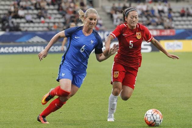 Fußball, Damen, Frankreich - China Amandine Henry - Wu Haiyan - Fussball Damen, Nationalteam Länderspiel, Frankreich vs. China - 16 07 2016 MichaelBaucher Panoramic 