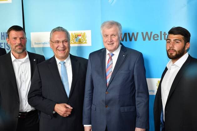 GER, Bayerische Sportpreis 2016 16.07.2016, BMW Welt, Muenchen, GER, Bayerische Sportpreis 2016, im Bild Joachim Herrmann mit Horst Seehofer mit Handball Europameister nordphotoxStraubmeier