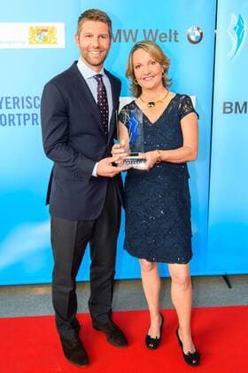 GER, Bayerische Sportpreis 2016 16.07.2016, BMW Welt, Muenchen, GER, Bayerische Sportpreis 2016, im Bild Thomas Hitzelsberger mit Preistraegerin Marianne Kreuzer nordphotoxStraubmeier