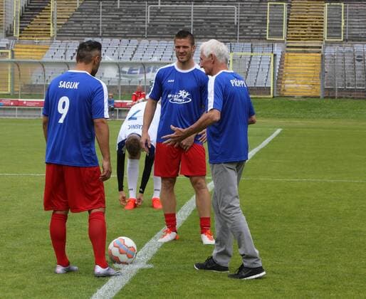 Wuppertaler SV Legenden - Bundesligaallstars, 16.07.2016 -- Günter Pröpper (Wuppertaler SV rechts ) führte den Anstoss aus, links Mahir Saglik, in der mitte Tobias Damm
