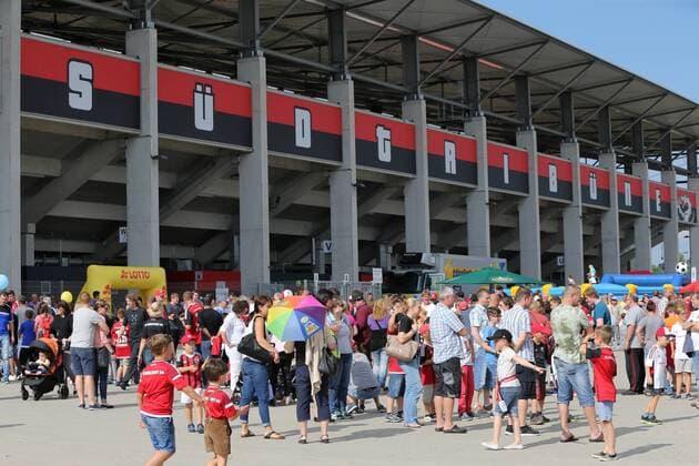 Fußball, Stadiongeschichte FC Ingolstadt 04 1. Bundesliga - Fußball - FC Ingolstadt 04 - Saisoneröffnung im Audi Sportpark - Rahmenprogramm Fans Show Feier Südtribüne 1. BL - FC Ingolstadt 04 Saison 2016 2017 Saisoneröffnung