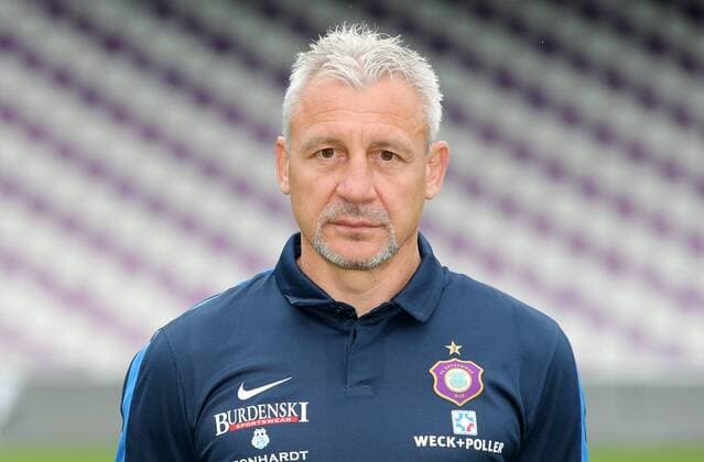 Team Erzgebirge Aue Fußball 2.Bundesliga 2016 17 Aue, 17.07.2016, Erzgebirgsstadion, Fußball, 2.Bundesliga , Porträttermin, Saison 2016 2017 , Im Bild; Trainer Pavel Dotchev. ,