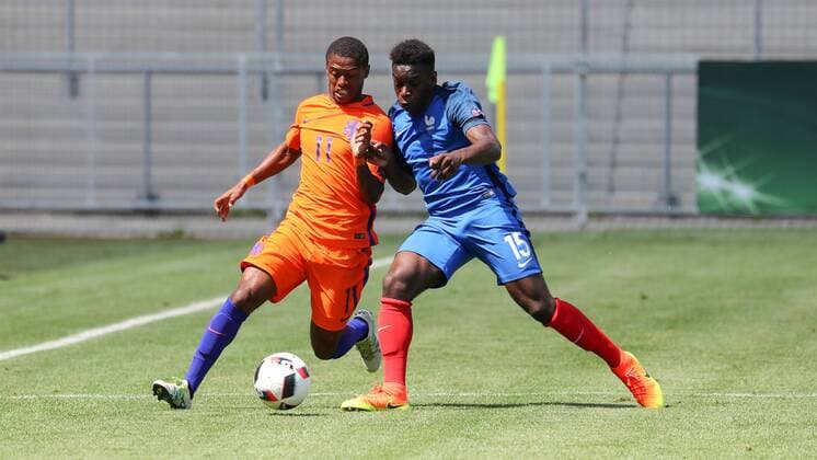 v.li.: Kenneth Paal (Niederlande, 11), Christ-Emmanuel Maouassa (Frankreich, 15), Zweikampf, Duell, duel, tackle, tackling, Dynamik, Action, Aktion, Fussball, UEFA U19-EM, Niederlande - Frankreich, xozx