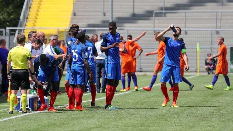 Trinkpause nach 25 Spielminuten, Erfrischung wegen der großen Hitze in Aalen, Fussball, UEFA U19-EM, Niederlande - Frankreich, xozx