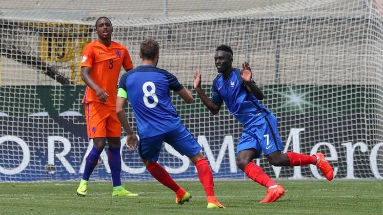 v.li.: Lucas Tousart (Frankreich, 8, Kapitän) und Torschütze Jean-Kevin Augustin (Frankreich, 7) jubeln über das 0:2, Jubel, Torjubel, Torerfolg, celebrate the goal, goal, celebration, Jubel ueber das Tor, optimistisch, Action, Aktion, Fussball, UEFA U19-EM, Niederlande - Frankreich, xozx