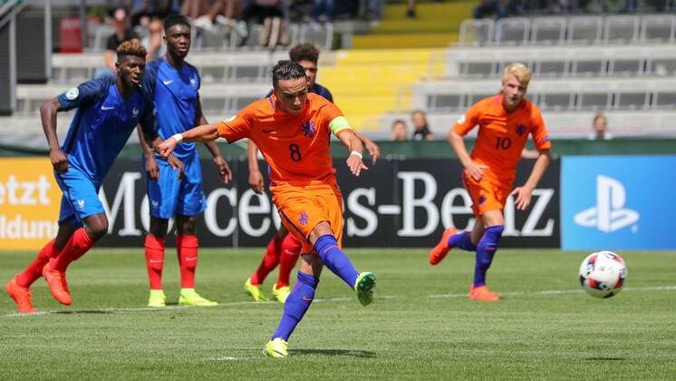 Abdelhak Nouri (Niederlande, 8, Kapitän) trifft per Elfmeter zum 1:2, Tor, Anschlusstreffer, Fussball, UEFA U19-EM, Niederlande - Frankreich, xozx