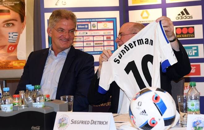 18.07.2016, xjhx, Fussball 1.Bundesliga Damen, 1.FFC Frankfurt Pressekonferenz neuer Hauptsponsor Lotto Hessen, emspor v.l. Dr. H.G. Sundermann (Lotto Hessen) bekommt ein Trikot von Manager Siegfried Dietrich (1.FFC Frankfurt) Frankfurt am Main