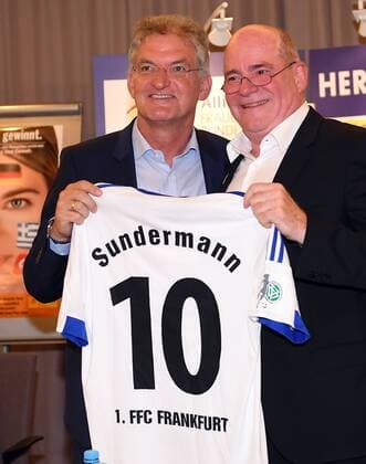 18.07.2016, xjhx, Fussball 1.Bundesliga Damen, 1.FFC Frankfurt Pressekonferenz neuer Hauptsponsor Lotto Hessen, emspor v.l. Dr. H.G. Sundermann (Lotto Hessen) bekommt ein Trikot von Manager Siegfried Dietrich (1.FFC Frankfurt) Frankfurt am Main