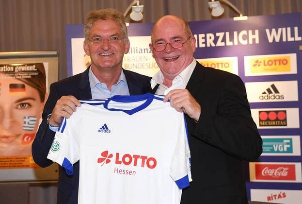18.07.2016, xjhx, Fussball 1.Bundesliga Damen, 1.FFC Frankfurt Pressekonferenz neuer Hauptsponsor Lotto Hessen, emspor v.l. Dr. H.G. Sundermann (Lotto Hessen) bekommt ein Trikot von Manager Siegfried Dietrich (1.FFC Frankfurt) Frankfurt am Main
