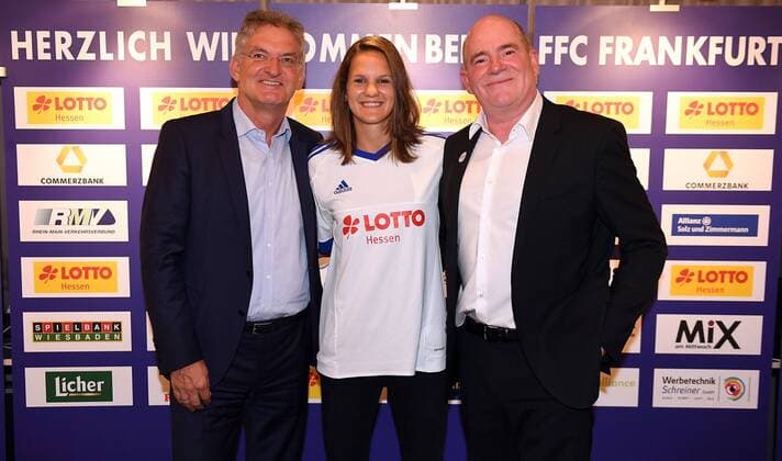 18.07.2016, xjhx, Fussball 1.Bundesliga Damen, 1.FFC Frankfurt Pressekonferenz neuer Hauptsponsor Lotto Hessen, emspor v.l. Dr. H.G. Sundermann (Lotto Hessen), Desire Schumann (1.FFC Frankfurt),, Manager Siegfried Dietrich (1.FFC Frankfurt) Frankfurt am Main