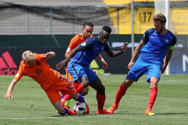 v.li.: Jari Schuurman (Niederlande, 10), Jean-Kevin Augustin (Frankreich, 7), Zweikampf, Duell, duel, tackle, tackling, Dynamik, Action, Aktion, Abdelhak Nouri (Niederlande, 8, Kapitän), Lucas Tousart (Frankreich, 8, Kapitän), Fussball, UEFA U19-EM, Niederlande - Frankreich, xozx