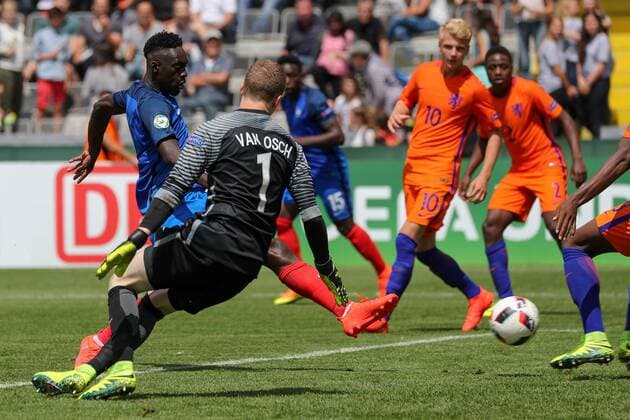v.li.: Jean-Kevin Augustin (Frankreich, 7) trifft gegen Yanick van Osch (Torwart, Niederlande, 1), Tor zum 1:3, Treffer, Fussball, UEFA U19-EM, Niederlande - Frankreich, xozx