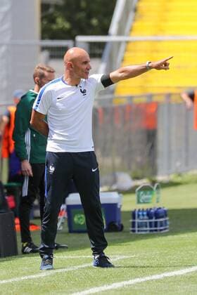 Ludovic Batelli (Trainer, Frankreich), gibt Anweisungen, gestikuliert, mit den Armen gestikulieren, gives instructions, gesticulate, Fussball, UEFA U19-EM, Niederlande - Frankreich, xozx