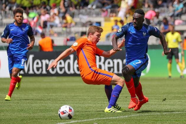 v.li.: Carel Eiting (Niederlande, 14) muss Jean-Kevin Augustin (Frankreich, 7) passieren lassen, Fussball, UEFA U19-EM, Niederlande - Frankreich, xozx