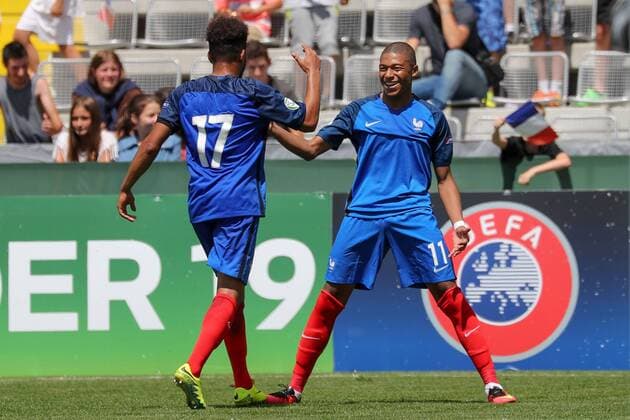 v.li.: Denis Will Poha (Frankreich, 17) und Torschütze Kylian Mbappe (Frankreich, 11) jubeln über das Tor zum 1:4, Jubel, Torjubel, Torerfolg, celebrate the goal, goal, celebration, Jubel ueber das Tor, optimistisch, Action, Aktion, Fussball, UEFA U19-EM, Niederlande - Frankreich, xozx