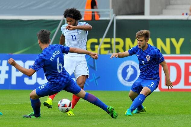Isaiah Brown (ENG) erzielt dass 1:0, Karlo Plantak (CRO), Matej Hudecek (CRO). Deutschland, Heidenheim: Fussball, UEFA Under19 Championship: England vs Kroatien am 18.07.2016, Voith-Arena.