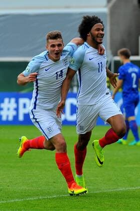 Torjubel des Torschuetzen Isaiah Brown (ENG), Ryan Ledson (ENG) jubelt mit. Deutschland, Heidenheim: Fussball, UEFA Under19 Championship: England vs Kroatien am 18.07.2016, Voith-Arena.
