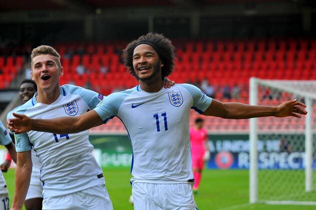 Torjubel des Torschuetzen Isaiah Brown (ENG), Ryan Ledson (ENG). Deutschland, Heidenheim: Fussball, UEFA Under19 Championship: England vs Kroatien am 18.07.2016, Voith-Arena.