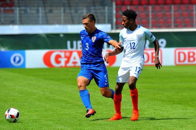 Silvio Anocic (CRO), Kyle Walker-Peters (ENG). Deutschland, Heidenheim: Fussball, UEFA Under19 Championship: England vs Kroatien am 18.07.2016, Voith-Arena.