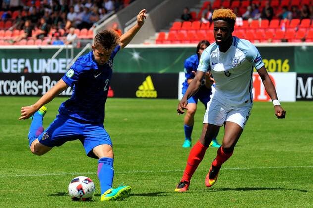 Matej Hudecek (CRO), Joshua Onomah (ENG). Deutschland, Heidenheim: Fussball, UEFA Under19 Championship: England vs Kroatien am 18.07.2016, Voith-Arena.
