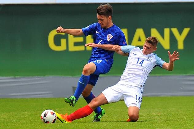 Karlo Plantak (CRO), Ryan Ledson (ENG). Deutschland, Heidenheim: Fussball, UEFA Under19 Championship: England vs Kroatien am 18.07.2016, Voith-Arena.