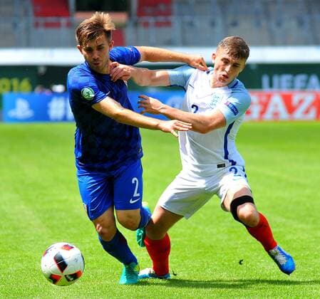 Matej Hudecek (CRO), Jonjoe Kenny (ENG). Deutschland, Heidenheim: Fussball, UEFA Under19 Championship: England vs Kroatien am 18.07.2016, Voith-Arena.