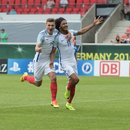 18.07.2016 xomx U19 Europameisterschaft 2016. Vorrundenspiel England gegen Kroatien Aktion: Ryan Ledson (England) und Isaiah Brown (England) umarmen sich und jubeln mit den Fans nach dem 1:0