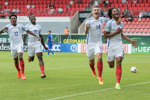 18.07.2016 xomx U19 Europameisterschaft 2016. Vorrundenspiel England gegen Kroatien Aktion: Ryan Ledson (England) und Isaiah Brown (England) umarmen sich und jubeln mit den Fans nach dem 1:0