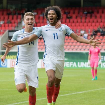 18.07.2016 xomx U19 Europameisterschaft 2016. Vorrundenspiel England gegen Kroatien Aktion: Ryan Ledson (England) und Isaiah Brown (England) umarmen sich und jubeln mit den Fans nach dem 1:0