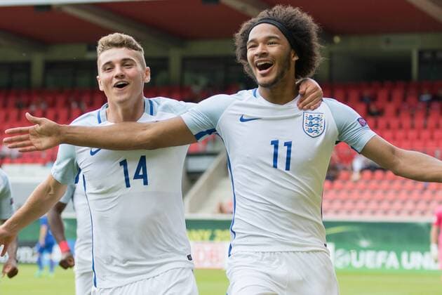 Bilder des Tages - SPORT 18.07.2016 xomx U19 Europameisterschaft 2016. Vorrundenspiel England gegen Kroatien Aktion: Ryan Ledson (England) und Isaiah Brown (England) umarmen sich und jubeln mit den Fans nach dem 1:0