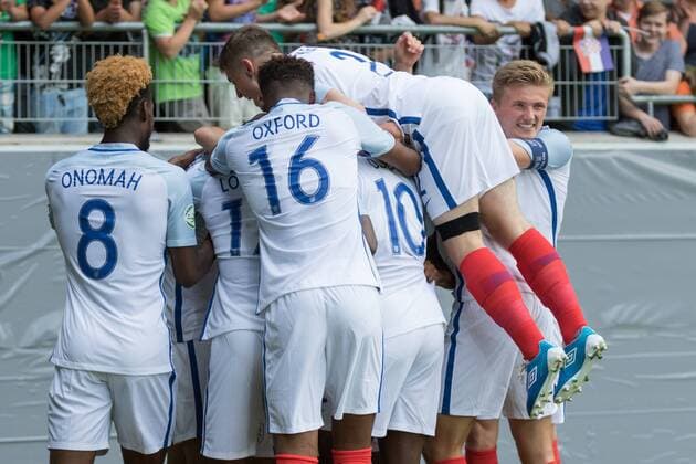 18.07.2016 xomx U19 Europameisterschaft 2016. Vorrundenspiel England gegen Kroatien Aktion: Jubel nach dem 1:0 durch Isaiah Brown (England), Joshua Onomah (England), Oluwaseyi Ojo (England)