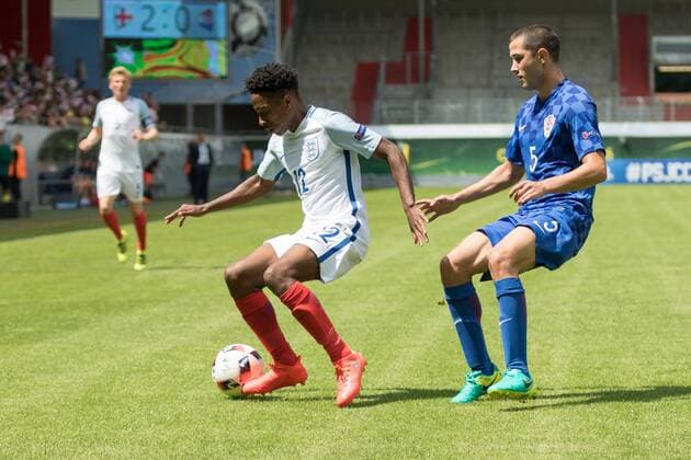 18.07.2016 xomx U19 Europameisterschaft 2016. Vorrundenspiel England gegen Kroatien Aktion: Kyle Walker Peters (England) und Vinko Soldo (Kroatien) im Zweikampf