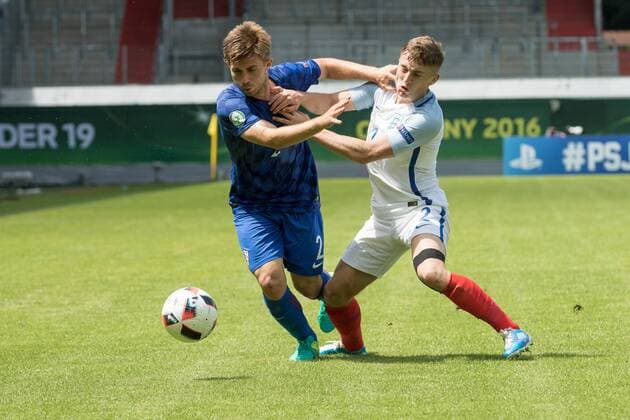 18.07.2016 xomx U19 Europameisterschaft 2016. Vorrundenspiel England gegen Kroatien Aktion: Matej Hudecak (Kroatien) und Jonjoe Kenny (England) im Zweikampf