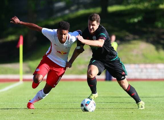 SOCCER - CL quali, Liepaja vs RBS LIEPAJA,LATVIA,19.JUL.16 - SOCCER - UEFA Champions League, qualification, FK Liepaja vs Red Bull Salzburg. Image shows Valentino Lazaro (RBS) and Toms Gucs (Liepaja). GEPAxpictures xFelixxRoittner