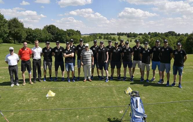 19.07.2016 - Handball - 1. Bundesliga - Saison 2016 2017 - HC Erlangen HCE - Besuch Jura Golf Hilzhofen - - Gruppenfoto - Alexander Fackelmann ( Geschäftsführender Gesellschafter Fackelmann GmbH & Co. KG ) mit der Mannschaft Team des HCE